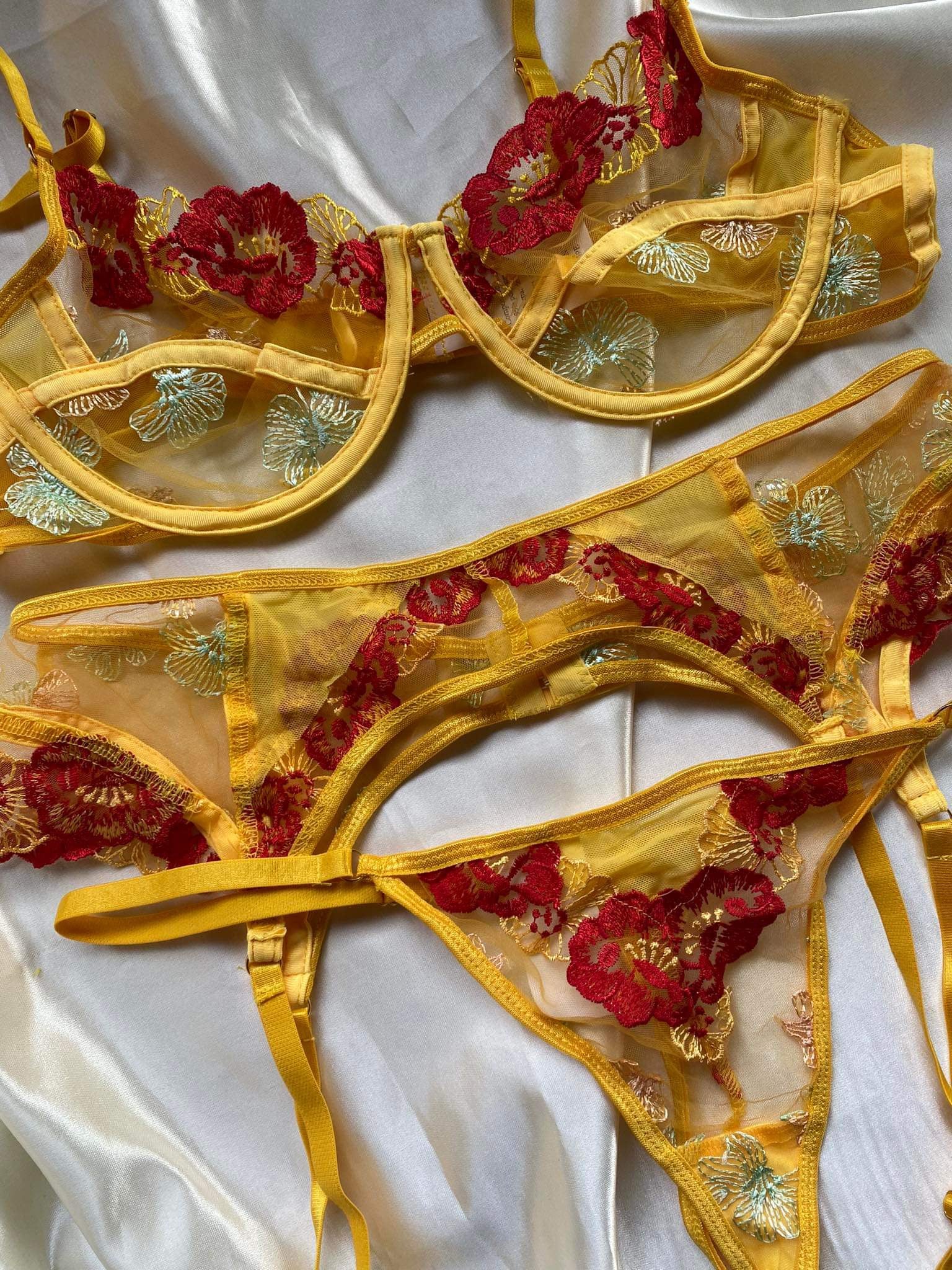 Muse-Lingerie-Golden-Passion-Set