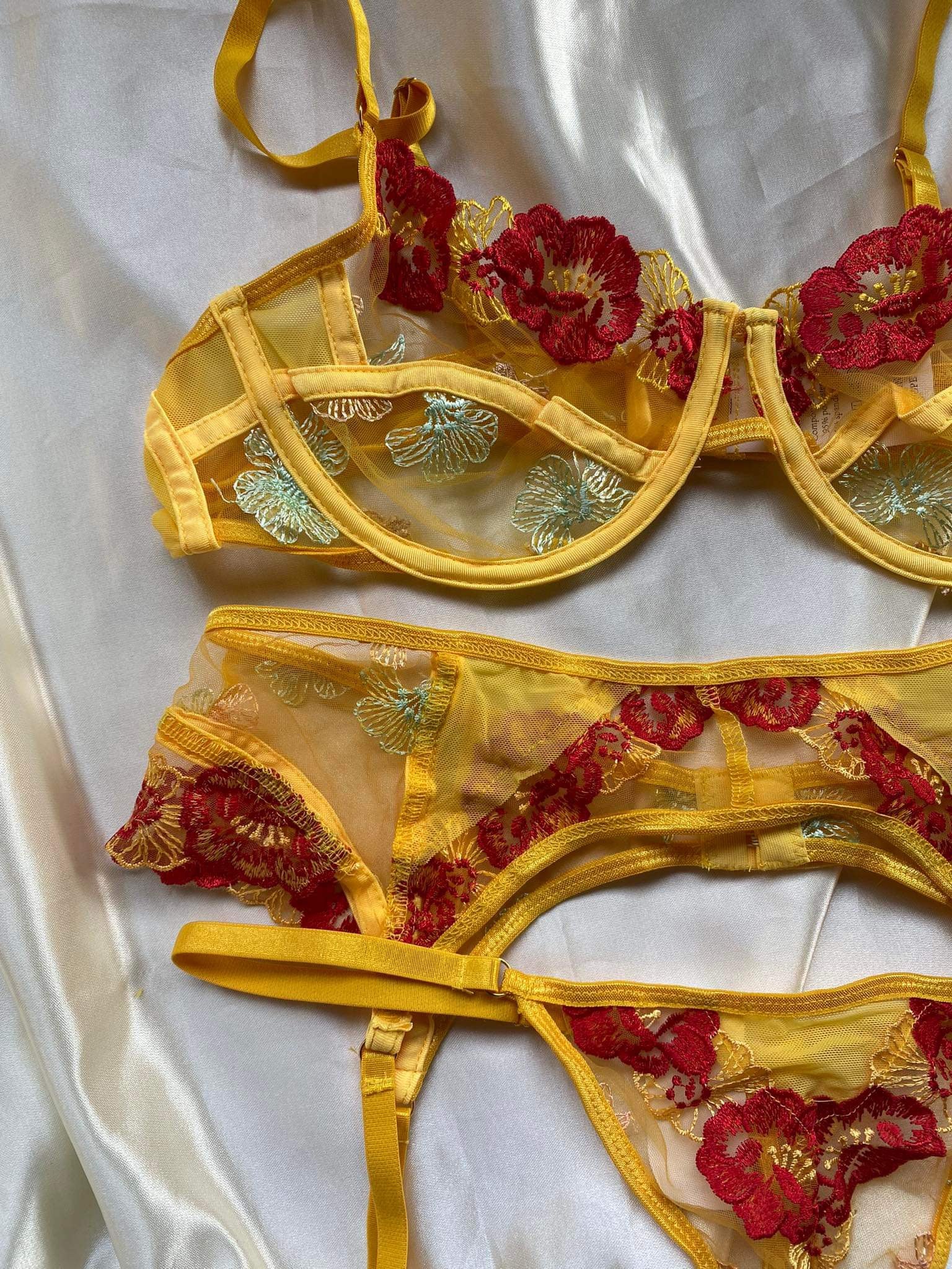 Muse-Lingerie-Golden-Passion-Set