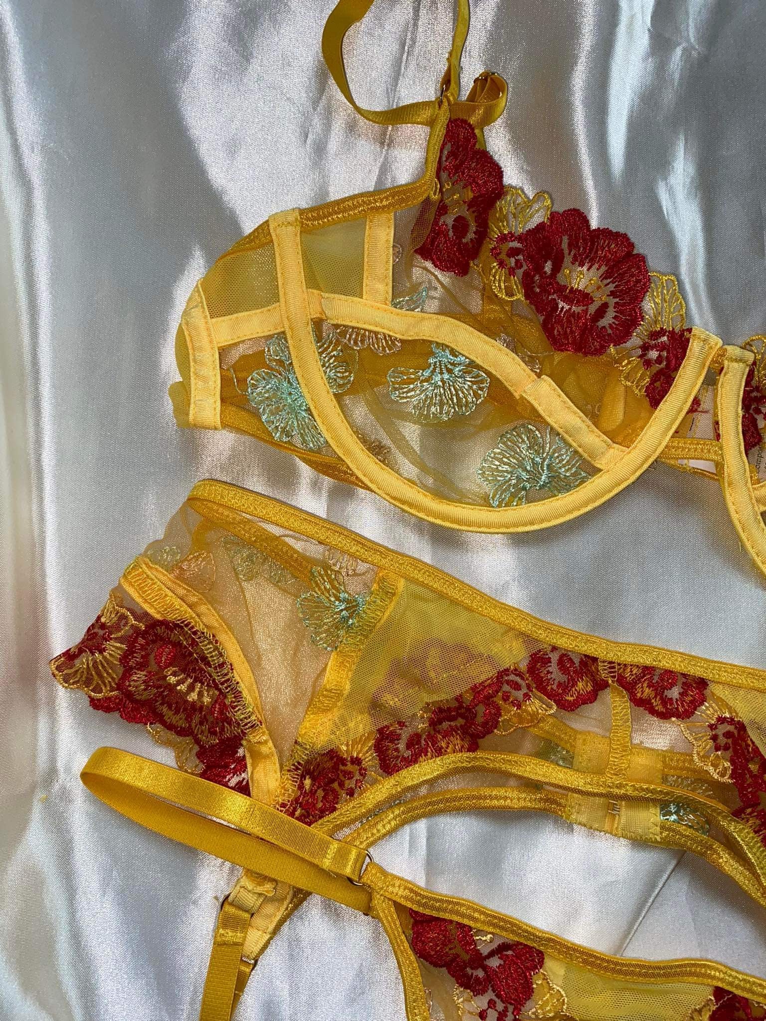 Muse-Lingerie-Golden-Passion-Set