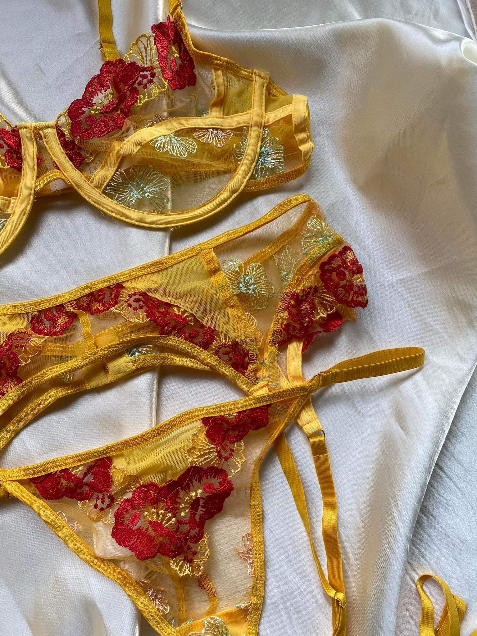 Muse-Lingerie-Golden-Passion-Set