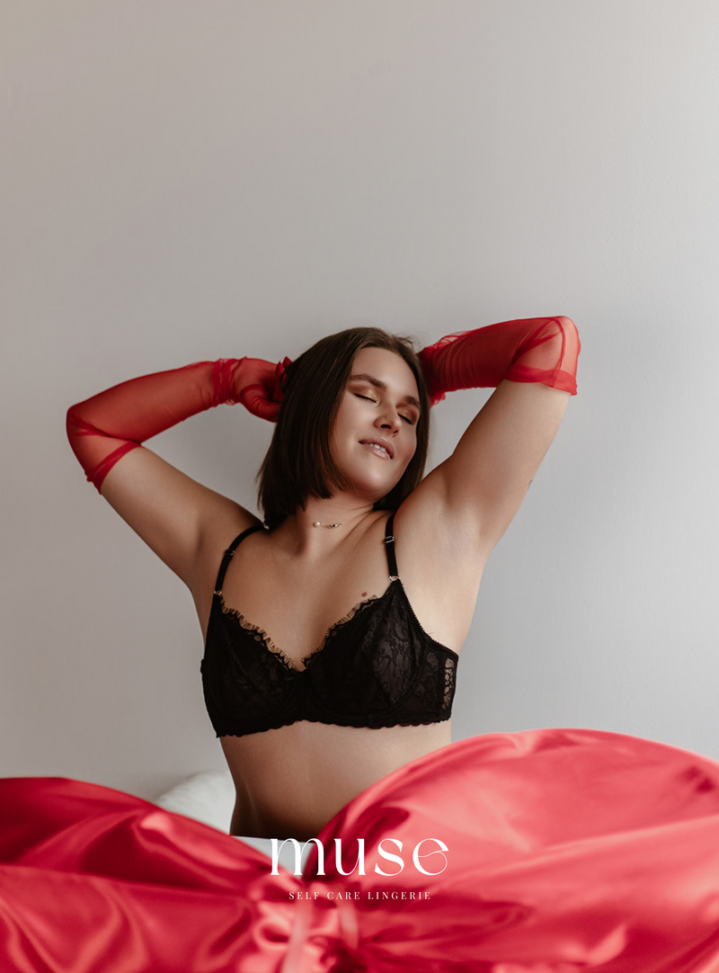 Noir Siren lingerie set